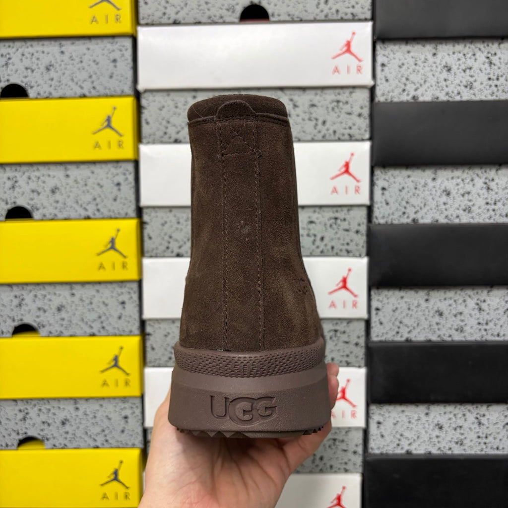 UGG Chelsea Boot – Suede Pull-On Ankle Boot with Elastic Gusset & Chunky Lug Platform Sole in Chocolate