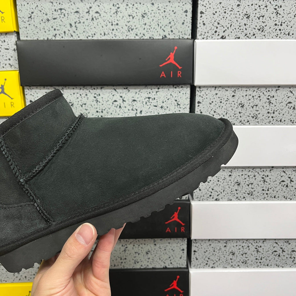 UGG Classic Ultra Mini Boot – Suede Ankle Boot with Shearling Lining, Herringbone Collar & Tonal Lug Sole in Black